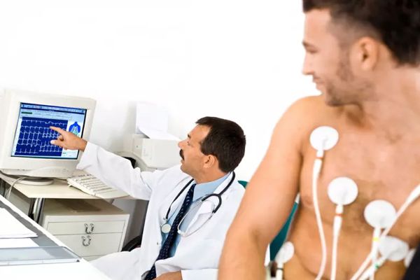 infarto teniendo marcapasos- hombre jovén revisando su salud coronaria, asegurandose que está libre de patologías cardiovasculares