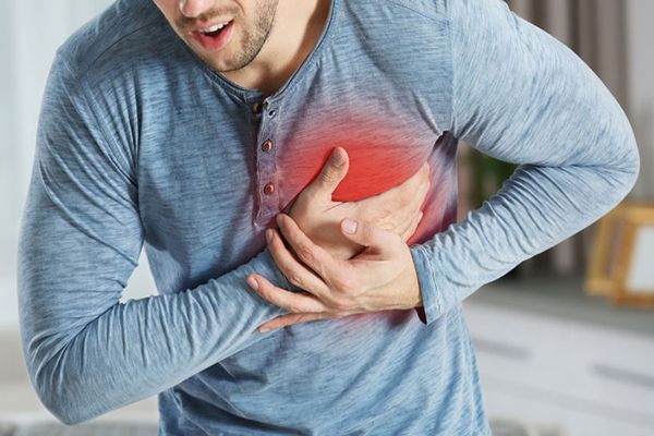  infarto teniendo marcapasos- Hombre agarrandose el pecho teniendo un infarto