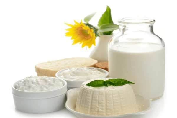 Dieta para bajar el colesterol- Los lacteos para mantener el colesterol a raya deben ser bajos en grasa, platos y jarra con leche descremada y requeson.