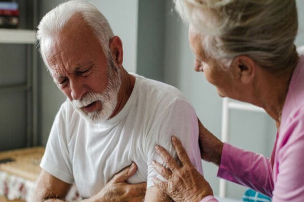 Hombre mayor con dolor en el pecho por insuficiencia cardiaca