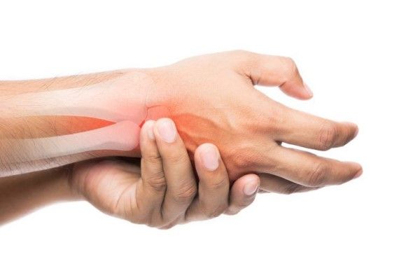 Metacarpianos y falanges - hombre agarrándose la mano por una posible rotura en la mano