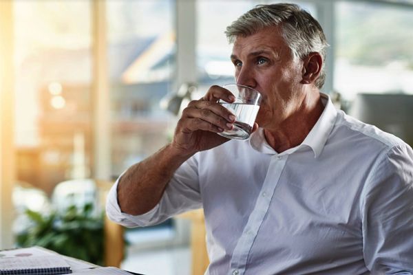 Diabetes tipo 1 y 2- Hombre adulto tomando agua para mantener bajo control su nivel de azúcar en sangre