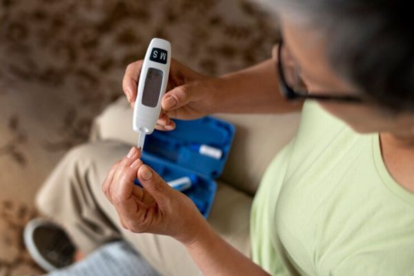 Diabetes tipo 1 y 2- Mujer midiendo sus niveles de glucosa