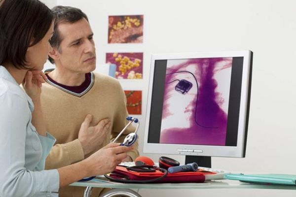 infarto teniendo marcapasos-Hombre revisando el estado de su marcapasos al lado de su doctora. 