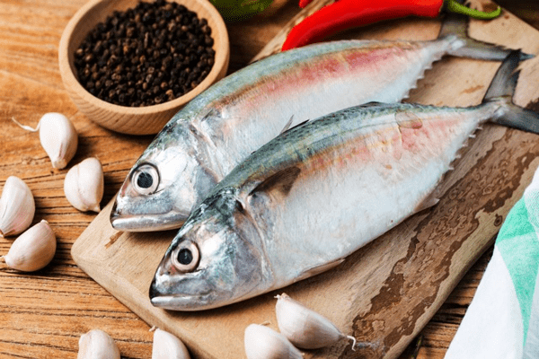 Dieta para bajar el colesterol- Pescados sobre una tabla de madera, utilizados en desayunos para bajar el colesterol