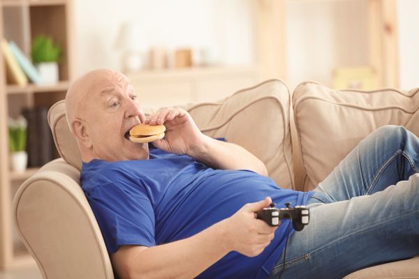 Hombre que padece de altos niveles de glucosa por mala alimentación