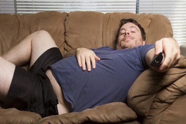Factores de riesgo cardiovascular- Hombre mirando la TV, sedimentario propenso a presentar enfermedades cardiovasculares