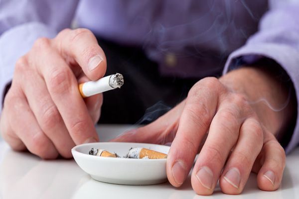  infarto teniendo marcapasos- Manos con un cigarrillo esto aumenta el riesgo de infarto teniendo marcapasos
