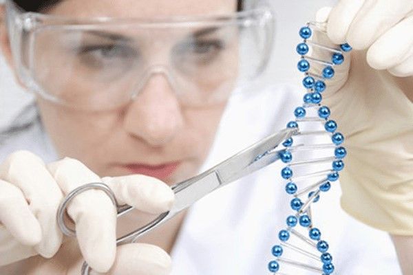 Terapia genética - representación de una científica trabajando con una cadena de ADN