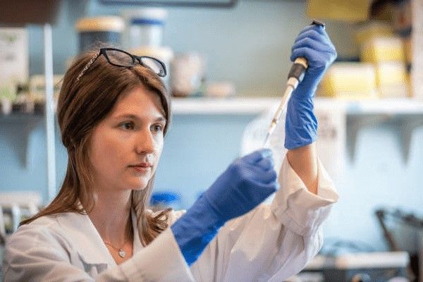 Terapia genética - científica trabajando en el laboratorio en la investigación de una terapia genética