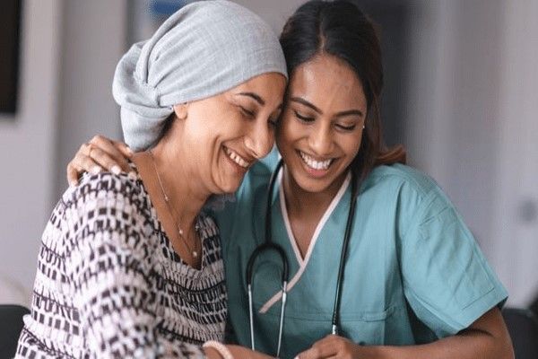 medico al lado de una enferma de leucemia que puede ser tratada por terapia genética