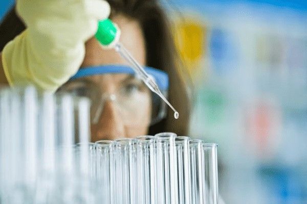 científica realizando un estudio para un tratamiento genético