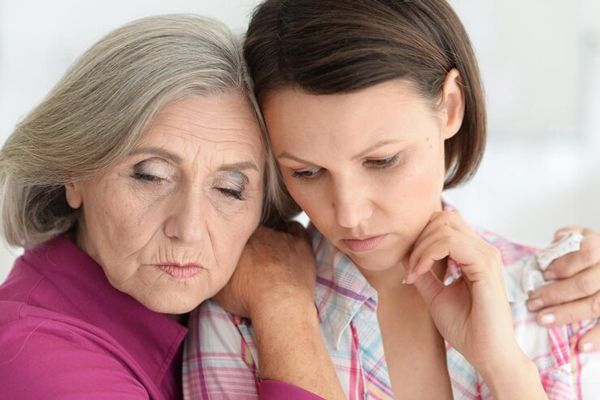 anorexia y bulimia- Madre abraza como signo de apoyo a su hija con anorexia
