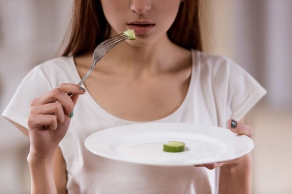 chica con una dieta restrictiva