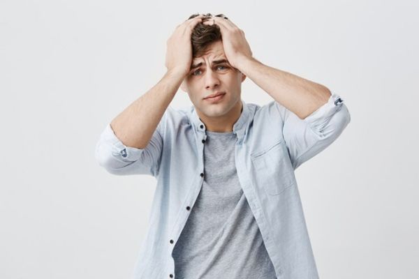 Somatizar enfermedades- Hombre preocupado con ansiedad