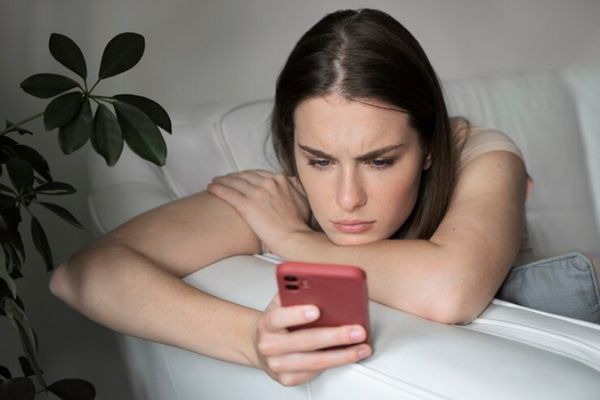 joven mirando su celular
