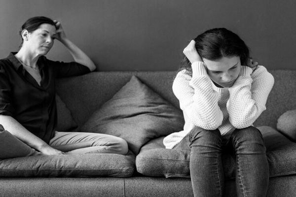 Somatizar enfermedades- Una chica pasando por proceso de somatización de enfermedad