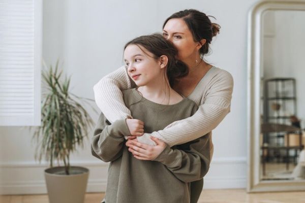 Bulimia nerviosa- Madre reforzando la autoestima de su hija con un abrazo