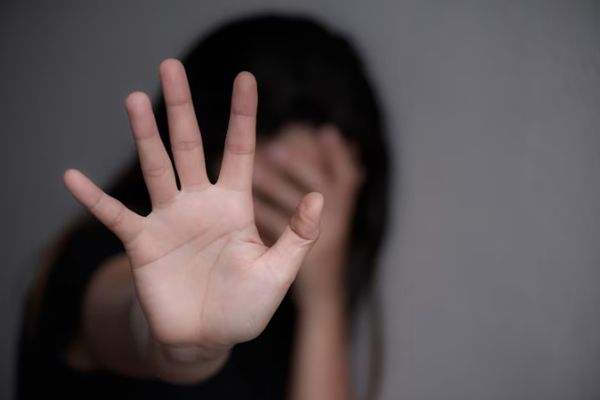 Somatizar enfermedades- chica padeciendo de ansiedad un trastorno mental que la hace somatizar enfermedades