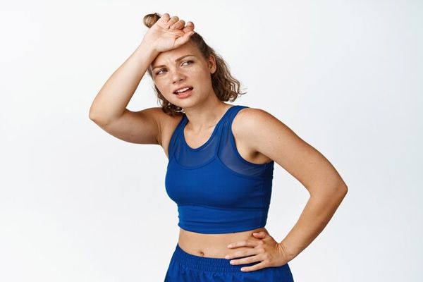anorexia y bulimia- Mujer con anorexia haciendo ejercicio excesivo