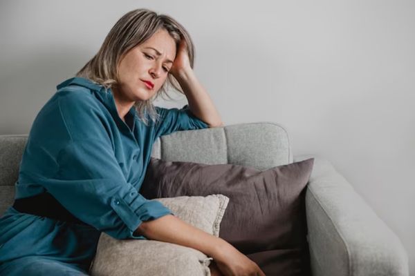 Mujer adulta preocupada por la somatizacion de afecciones de salud