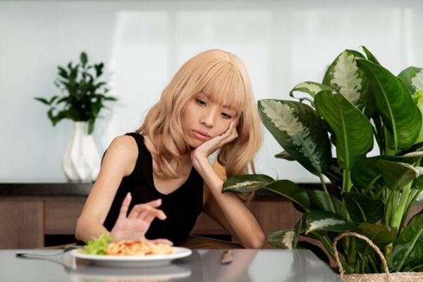 Bulimia nerviosa- Joven muy delgada con trastornos alimentarios rechazando la comida 