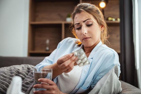 Somatizar enfermedades- parsona que padece de hopocondría tomando unas capsulas