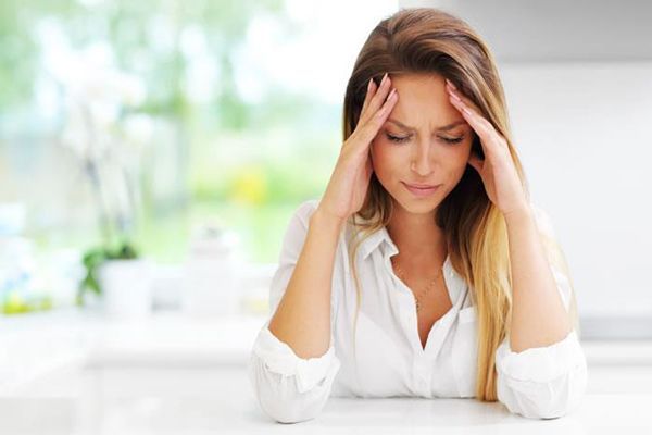 Somatizar enfermedades- persona con trastorno mental de ansiedad comenzando a somatizar un dolor de cabeza