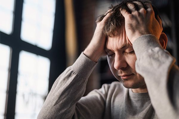 Somatizar enfermedades- persona con ansiedad somatizando enfermedades