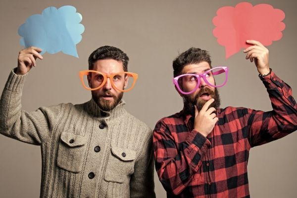 Hombres con nubes en sus manos pensando en si padecen trastorno de personalidad