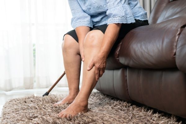 Acatisia- mujer masajeando sus piernas