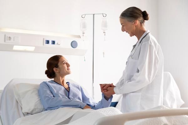 mujer en hospital hablando con su medico sobre las piernas inquietas