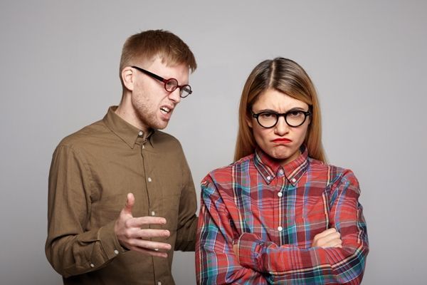 Mitómano- Pareja hablando, mujer con cara molesta con su pareja por mentir