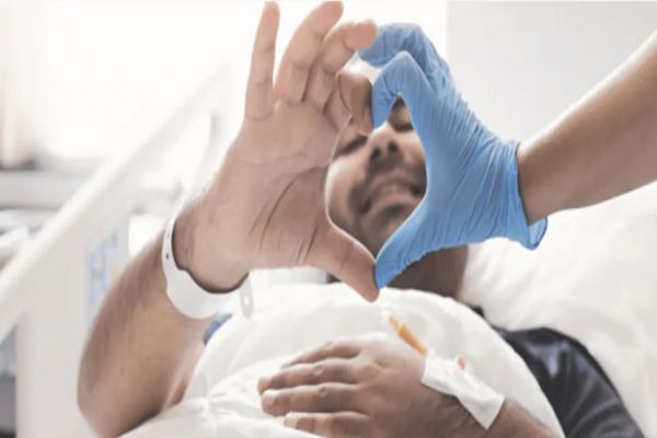 Candidato a trasplante de células madres se muestra optimista ante pronóstico de recuperación