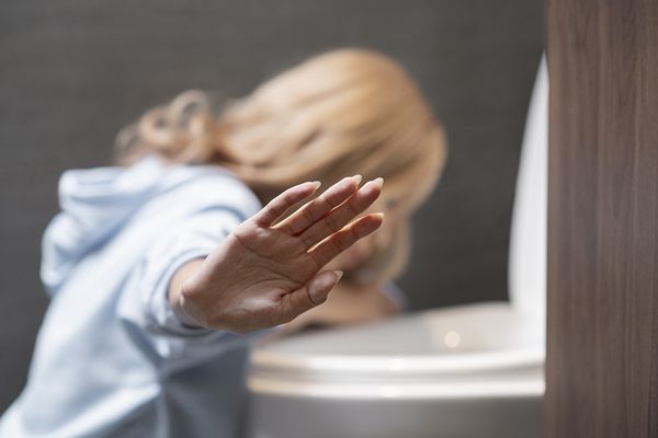 Tipos de trastornos alimenticios - Joven con bulimia vomitando luego de un atracón