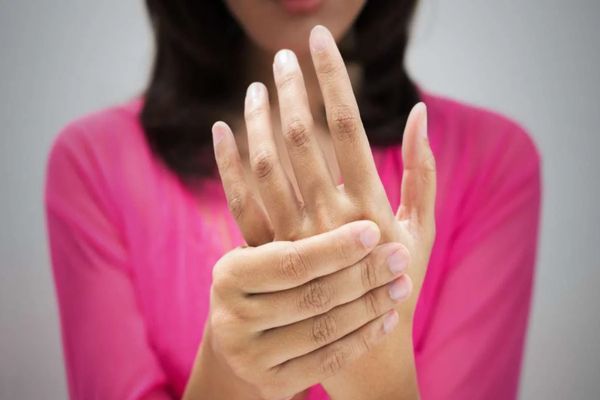 Mujer experimenta un ligero entumecimiento de las manos sin razón