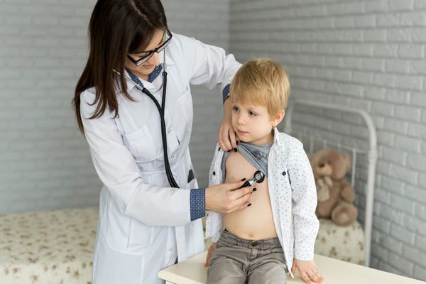 Síndrome de DiGeorge - Médico chequea el corazón de un niño por problemas asociados