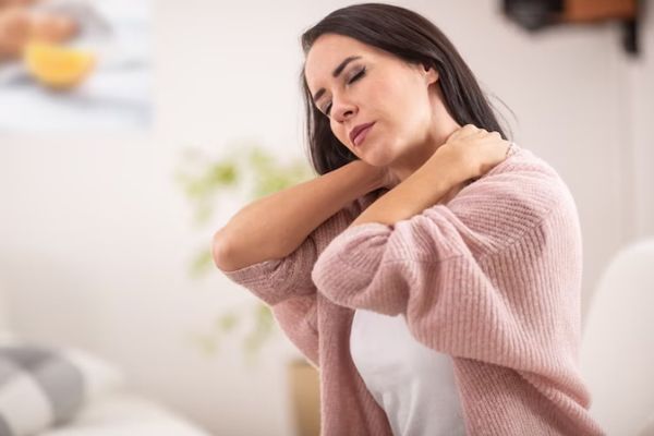 Distonía cervical - Mujer visiblemente afectada por sostenido dolor de cuello