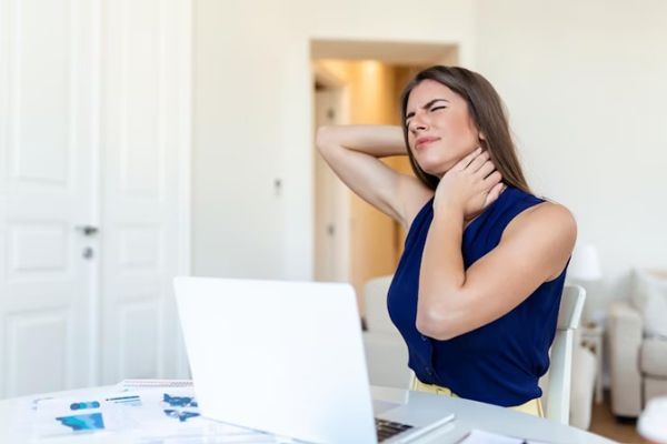 Distonía cervical - Joven enfrenta dolor de cuello por mala postura frente al computador