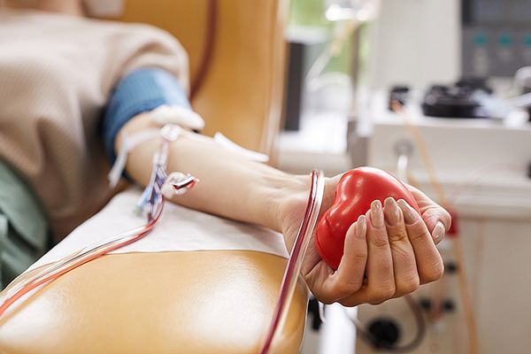 Trasplante de médula ósea - Donante de médula ósea en hospital apretando un corazón