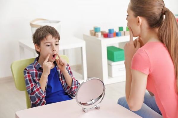 Niño en terapia de lenguaje para mejorar sus habilidades sociales