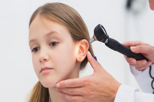 Niña visita al pediatra para una revisión auditiva de rutina en busca de anomalías