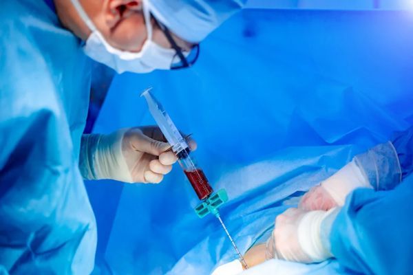 Trasplante de médula ósea - Médico realiza extracción de células madres en el quirófano