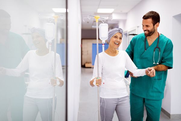 Mujer se muestra alegre ante pronóstico alentador tras ser diagnosticada con leucemia