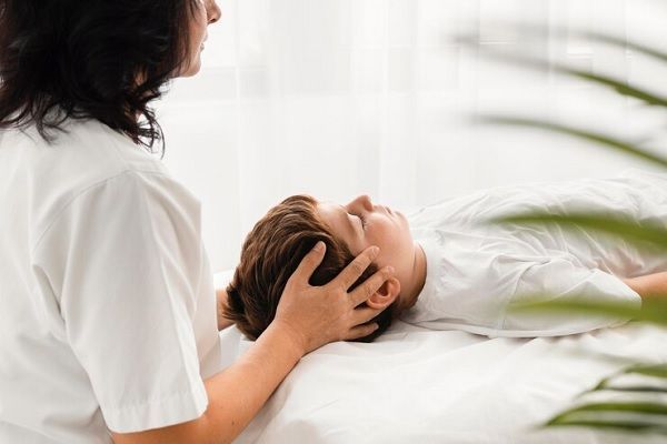 Síndrome de Dravet- Niño siendo revisado por una doctora