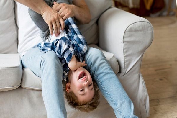 Síndrome de Dravet- Niño hiperactivo jugando con su padre