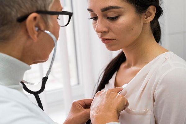 Médico haciendo un chequeo a paciente joven