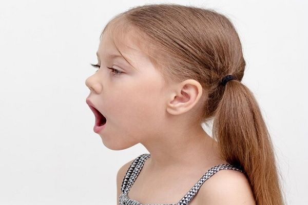 Niña realizando ejercicios para sus problemas de fonetica