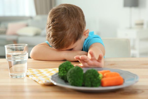 Niño rechazando la comida saludable