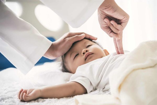 Síndrome de DiGeorge - Médico examinando detalladamente a niño con problemas respiratorios